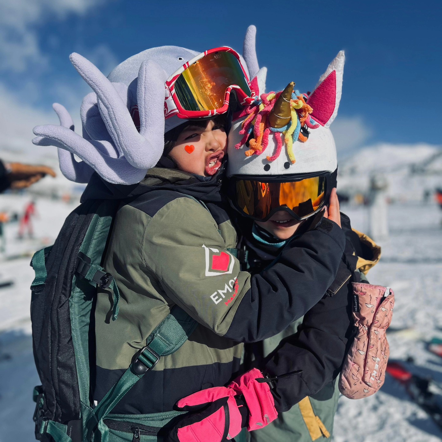 Niños del club Emotion con cascos divertidos en Baqueira