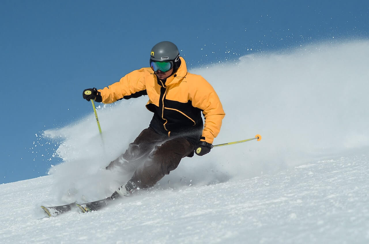 Esquiador trazando un giro en nieve polvo