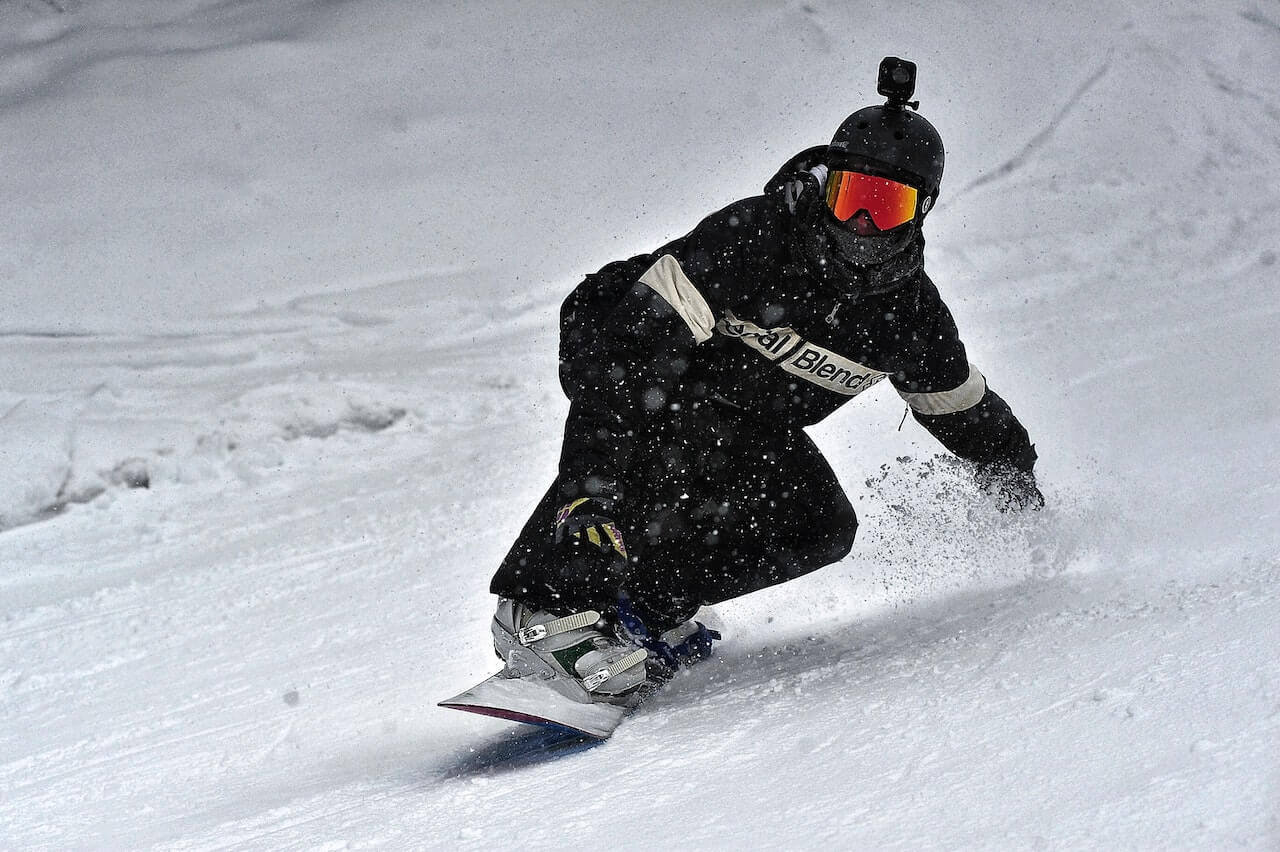 Snowboarder trazando un giro en pista