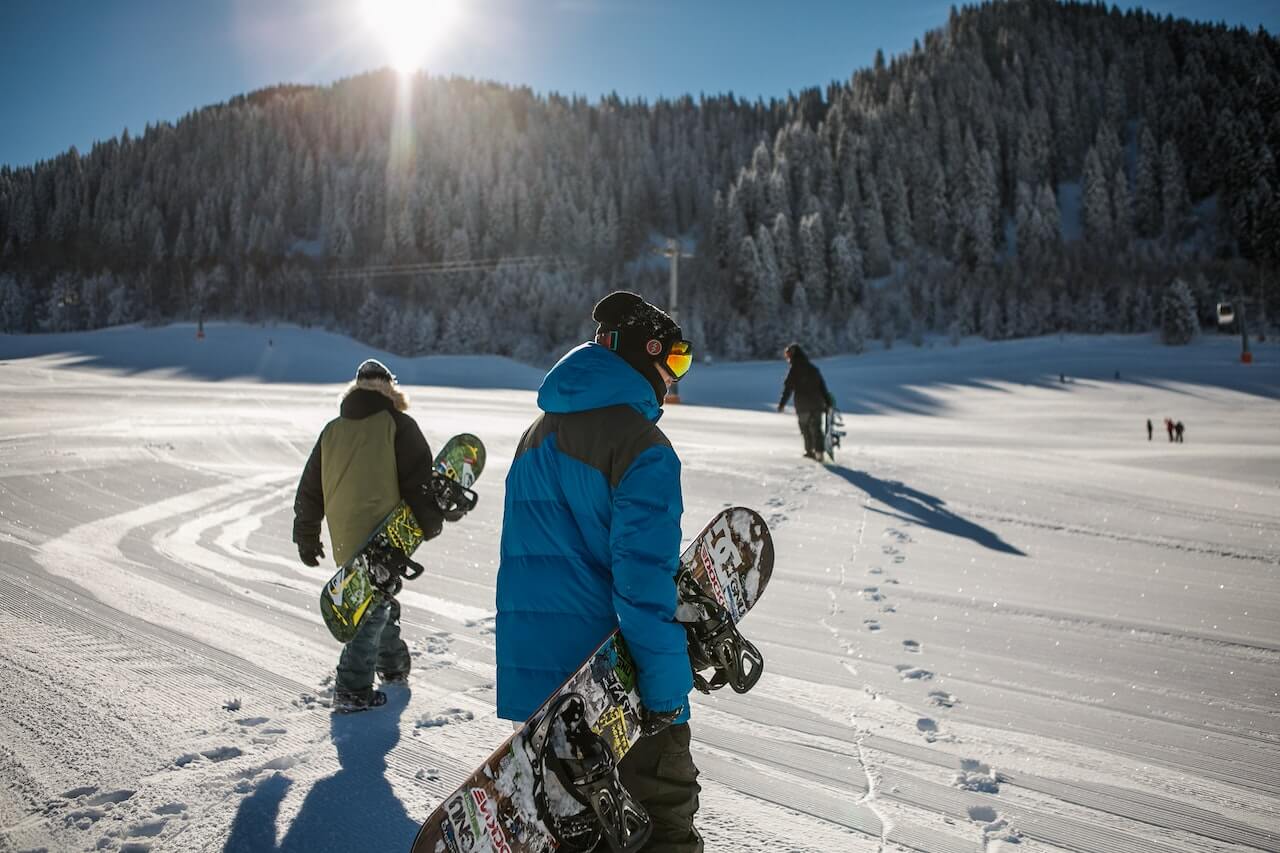Esquiador y snowboarder en pista en Baqueira Beret