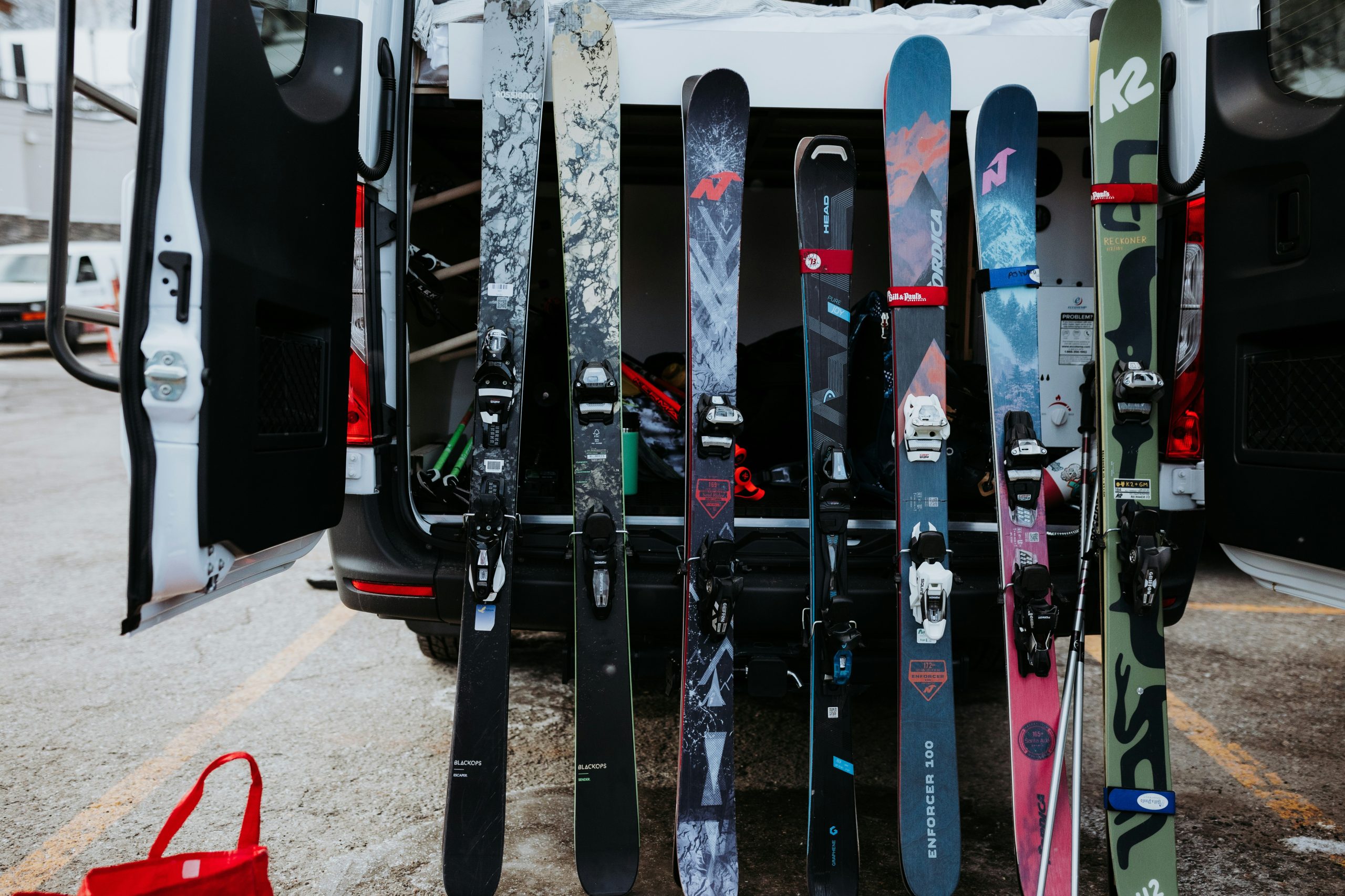 Esquís de freeride en un rack