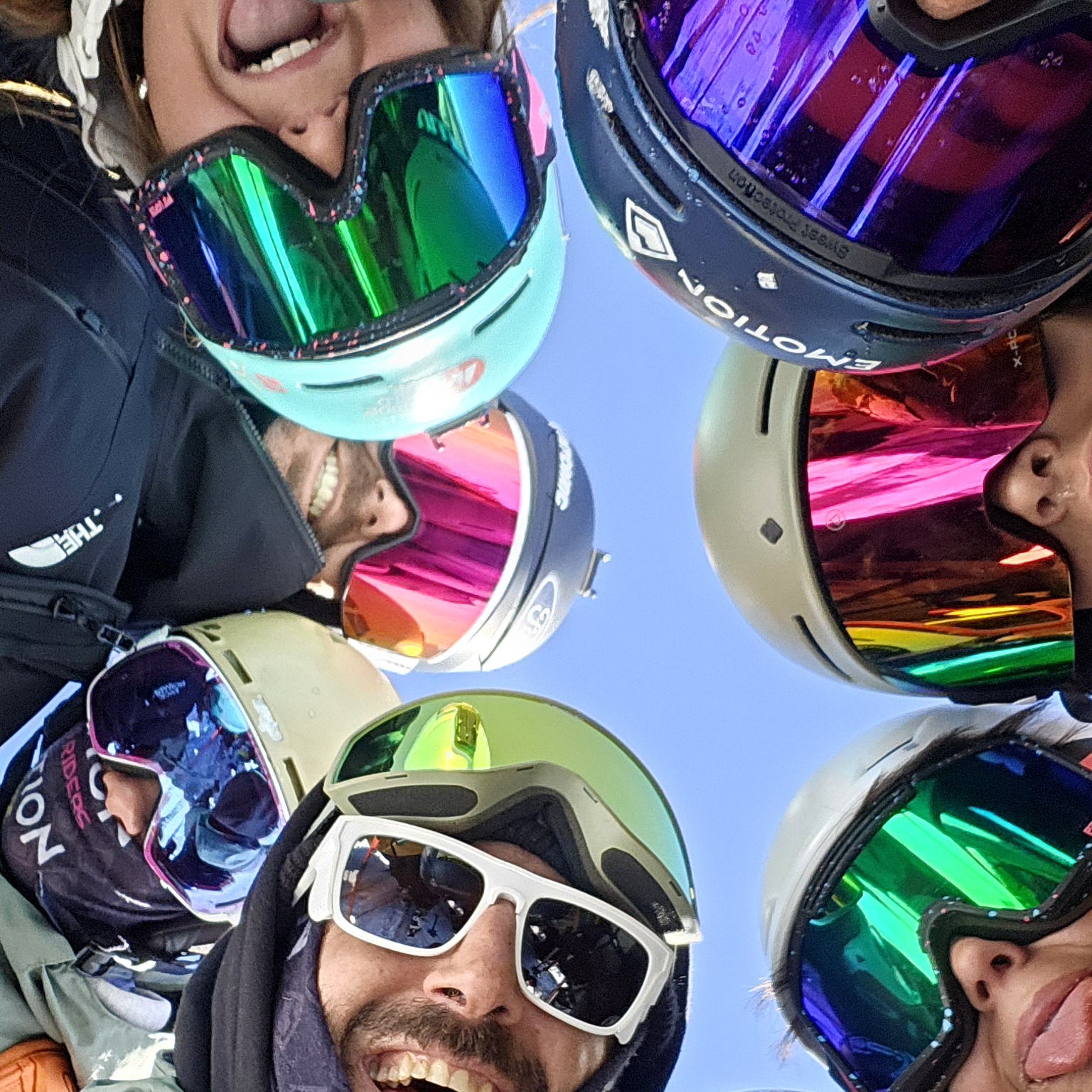 Riders del club Emotion haciéndose un selfie con cascos y máscaras
