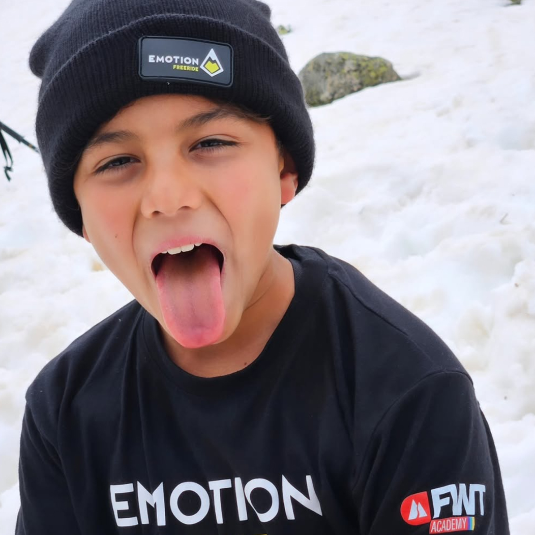 Joven rider del club Emotion con gorro Emotion