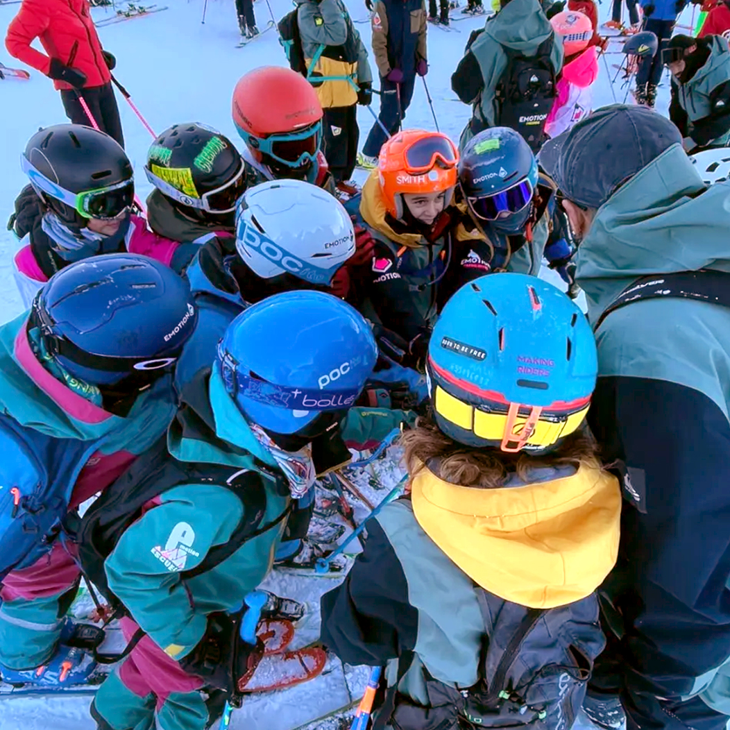 Niños del club Emotion reunidos en la nieve