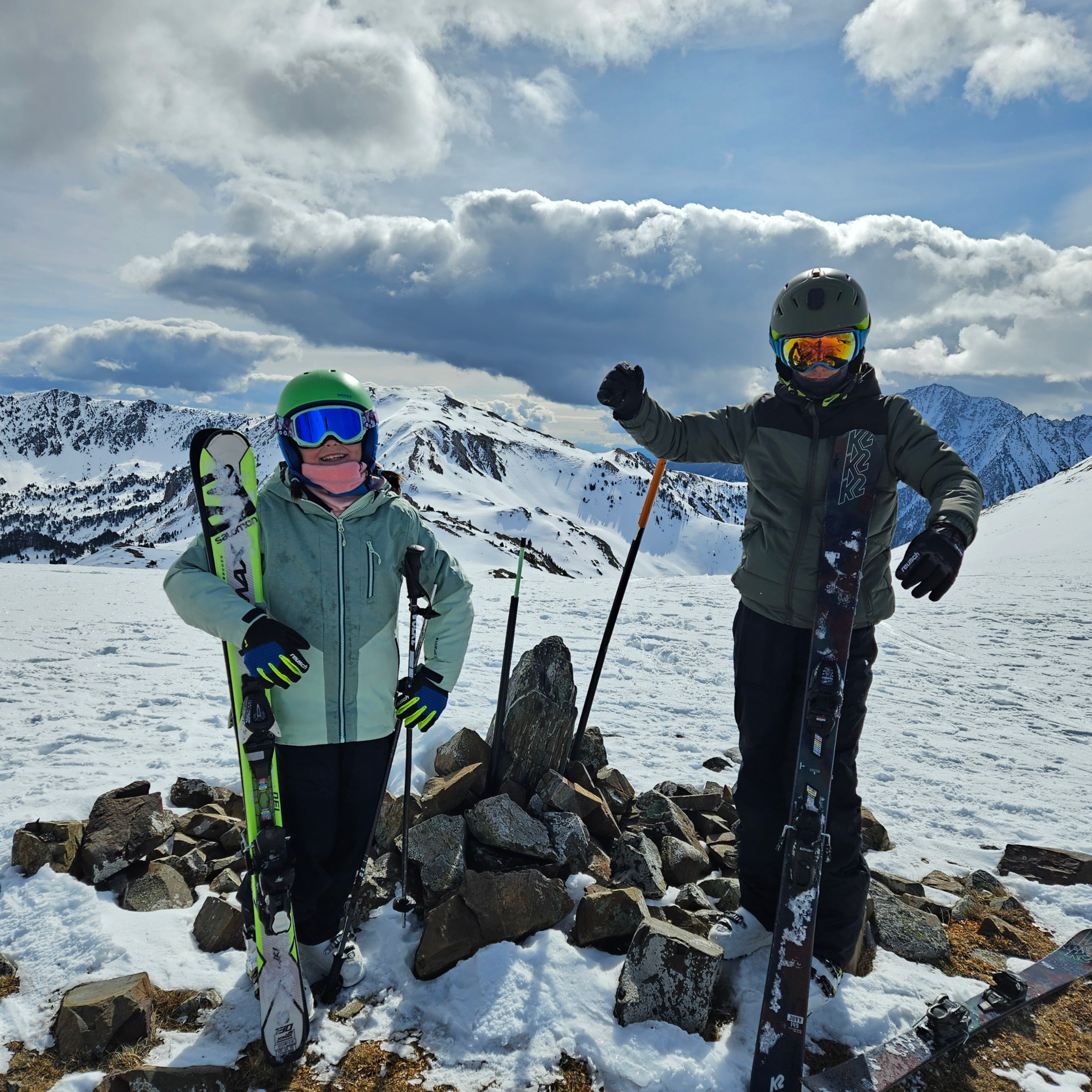 Riders de freeride en la cima con los esquís