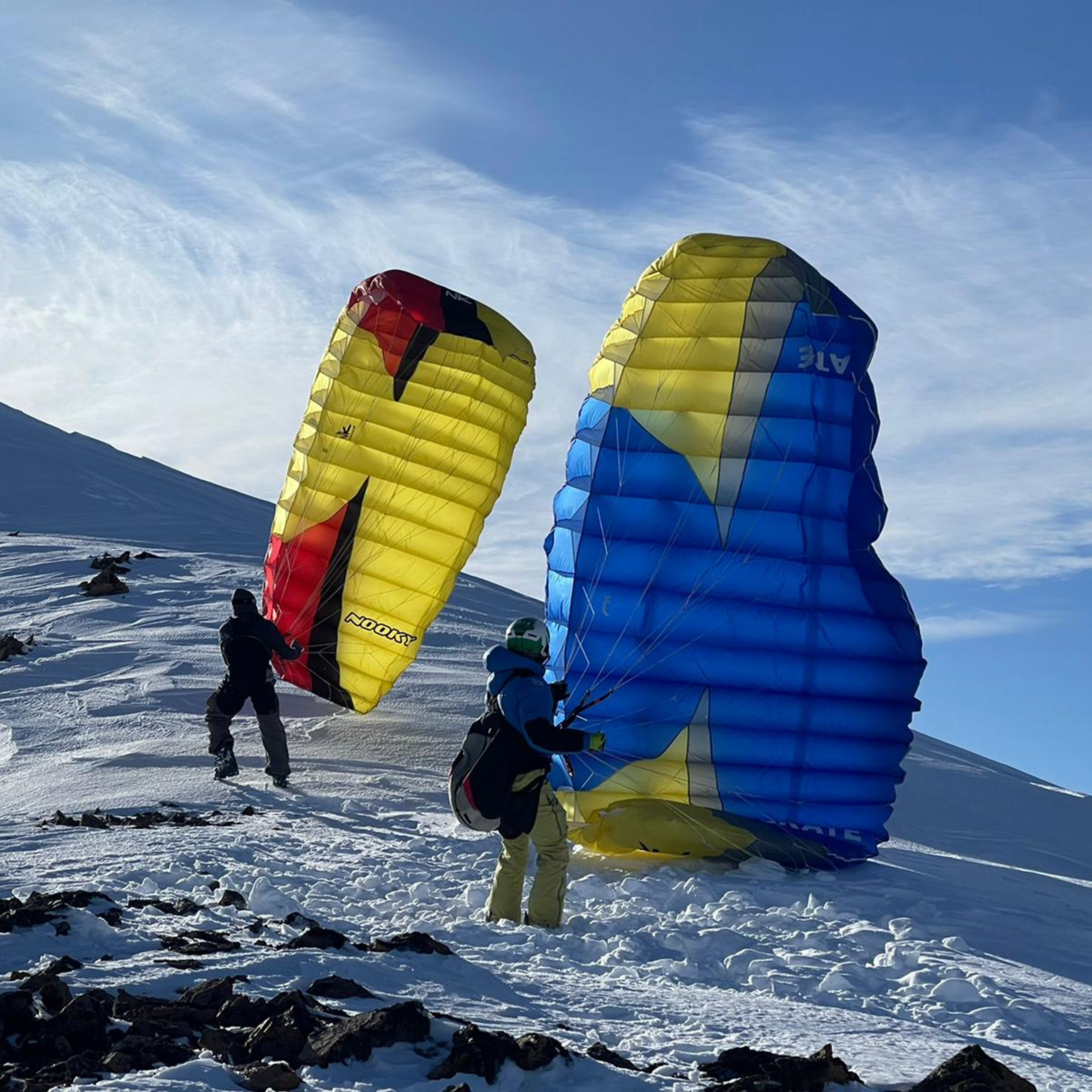 Velas de parapente en la nieve