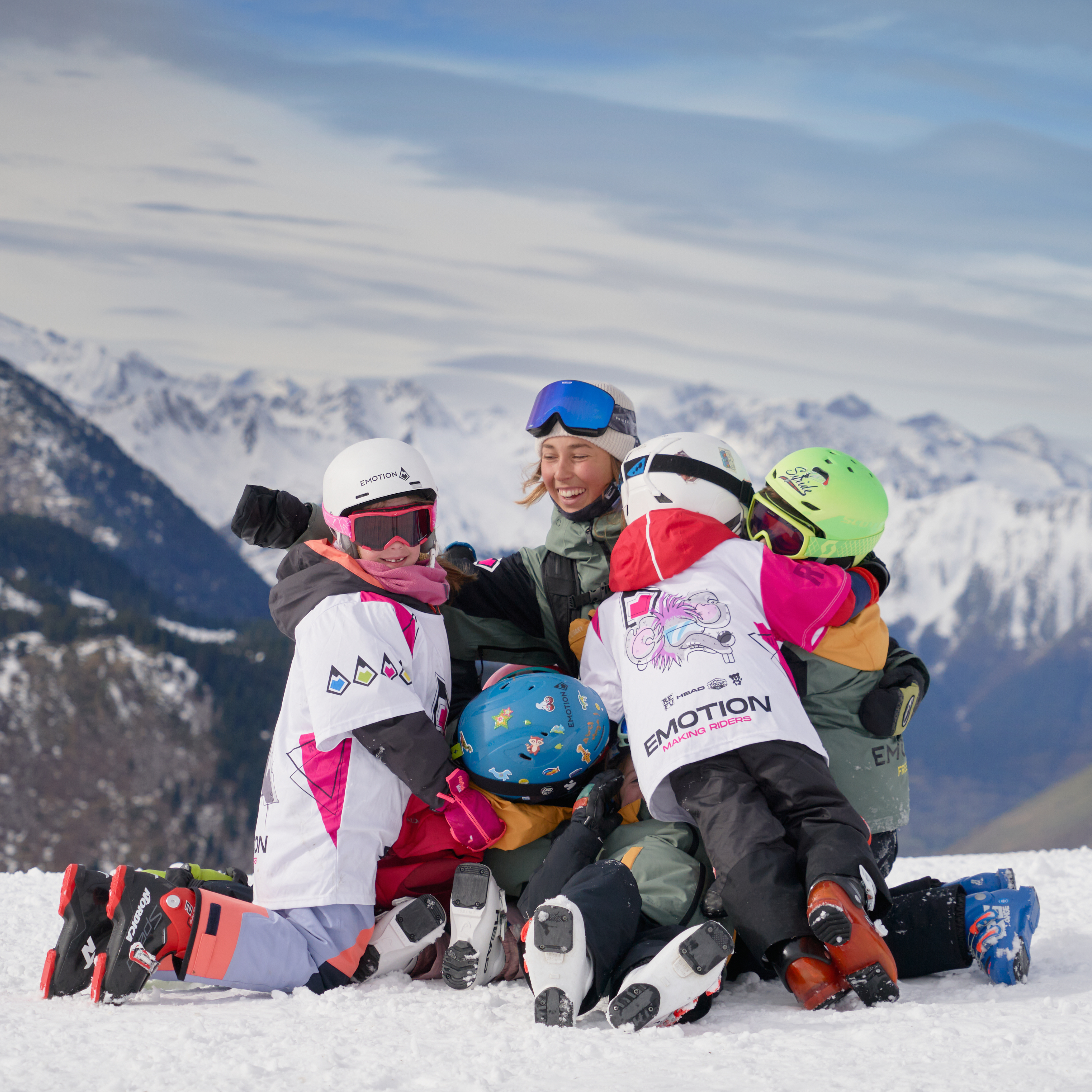 Niños del club Emotion jugando en la nieve